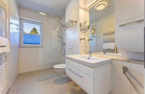 Ferienhaus Meinholdstraße mit eigener Sauna, Kamin, 4 Schlafzimmern ca 500m vom Ostseestrand - Foto 9