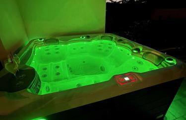 New luxury air-conditioned apartment, with jacuzzi, free parking and gardens - Foto 6