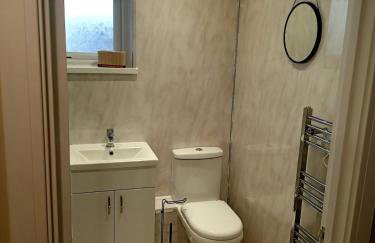 Martindale Close - 3 Bedrooms - Sleeps 5 - Photo 6