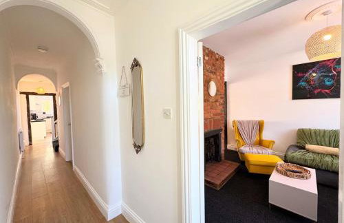 New Spacious 4 Bedrooms 5 Beds House Sleeps 8! - Foto 43