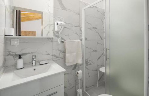 Awesome Home In Malisi With Kitchen - Photo 31