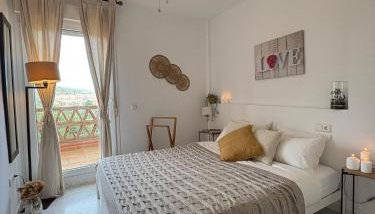 Sea & Mountain View Apartment with Pool & Parking - Foto 5