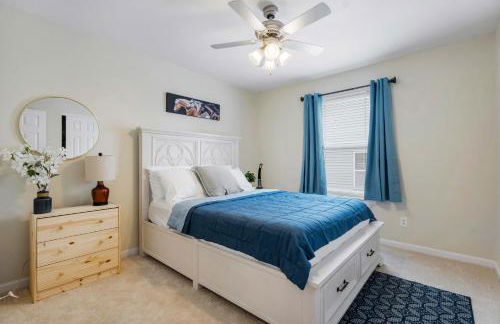 Modern 4BR Retreat with Free Parking in Prime CWE! - Foto 23