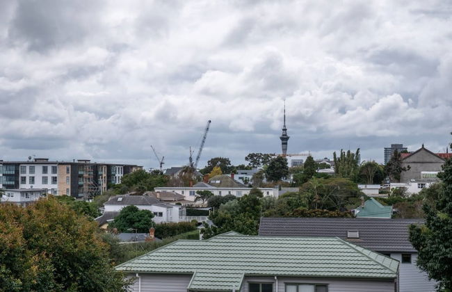 Centrally Located Light-filled Studio w/ Parking - Foto 33