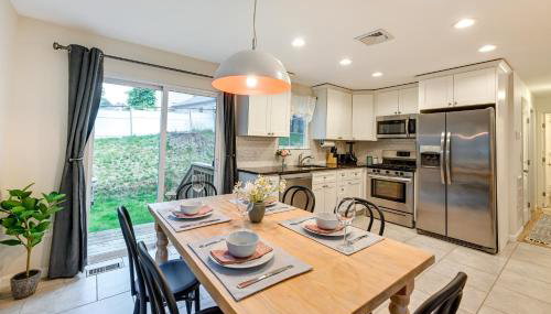 Walk to Shops and Dining Glen Cove Apt with Yard! - Foto 4