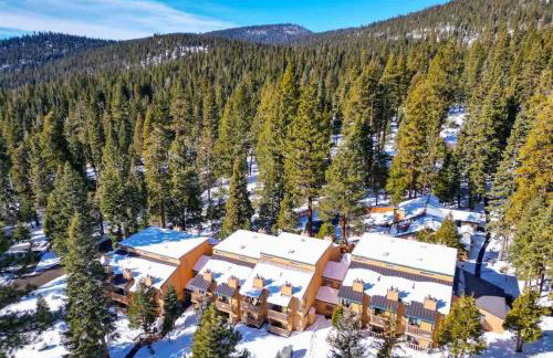 TahoeCozy with Pool Hot Tub and Near Northstar - Foto 13