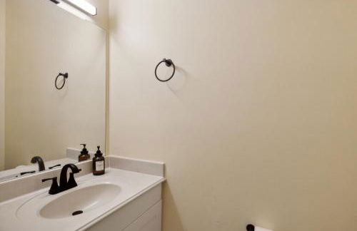 Luxury Home with Gourmet Kitchen - 3 Miles to A&M, Sleeps 14 - Foto 32