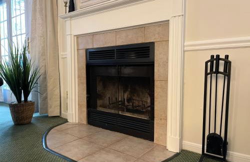 Cozy Villa 3 mins to Mohegan- Fully Stocked with King Bed & Fireplace- Jacuzzi, Saltwater Pools, Sauna - Foto 9