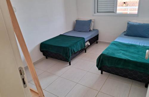 Apto no Jd Indaiá com piscina a 300m da praia - Foto 14