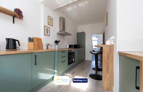 Explore Welsh Wonders, 3 Bedroom House By The One Retreats Short Lets & Serviced Accommodation Treharris - Foto 8