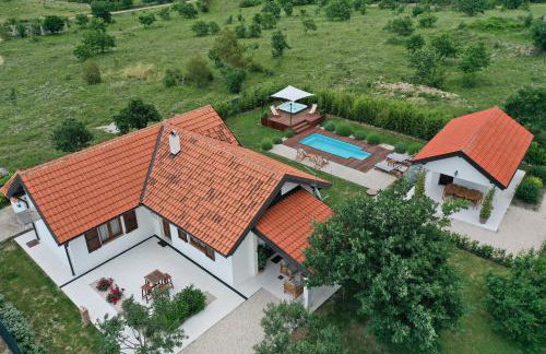 Villa Ena with Pool & Jacuzzi - Photo 1