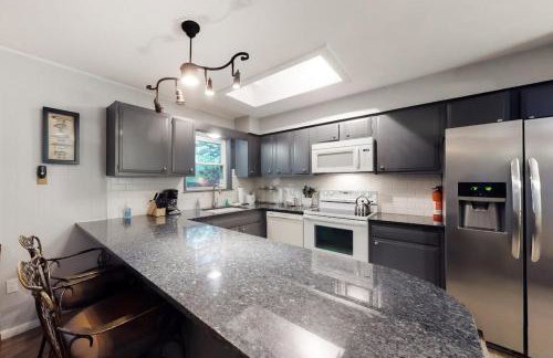 Wonderful Lakefront Home with Yard, Water Views, Central AC, WiFi, Private W/D - Foto 8