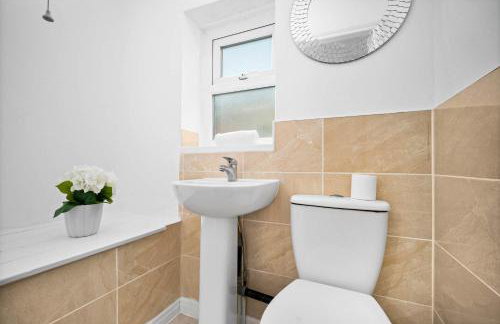 Stylish 3 Bedroom House - Garden - Pool Table - Parking 165M - Foto 10