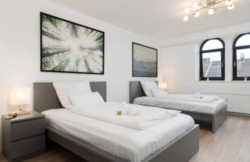 Einfach aber sehr komfortabel - Wohnung für 12 Personen - 2xWC - Gruppen, Messe, Monteure, Studenten - Voll ausgestattet - 6 Betten 140x200cm hochwertig, 3 Smart-TV 55 Zoll Netflix, 1000 Mbit WLAN, voll ausgestattete Küche - Foto 7