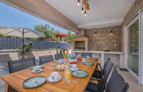 Villa with nice pool, luxuriously furnished, quiet area - by TRAVELER tourist agency Krk ID2389 - Foto 11