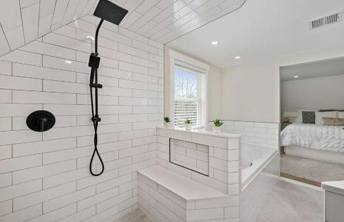 Renovated & Sophisticated Home Near Beach & Shops! - Photo 46