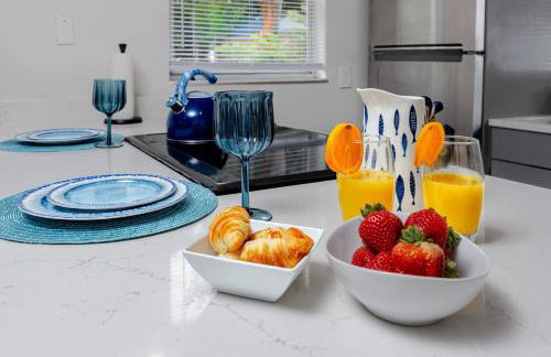 NEW Steps to Downtown - 7 Mins to Beach & Free Parking - Foto 14