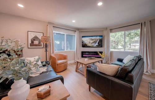 Folsom Old Town Escape • Cozy Cottage + Library - Foto 15