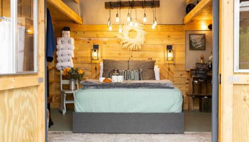 Meadow View Romantic Nature Stay w Barn, Outdoor Tub and Sauna - Foto 2