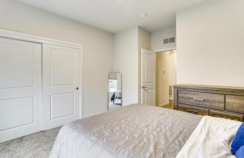 Spacious and Modern Home with Deck in Oregon! - Foto 26