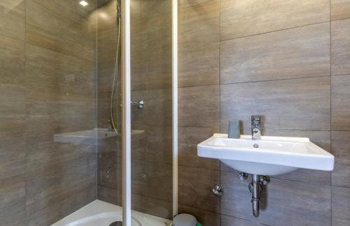 Serene Rural Villa with Pool, Sun Deck, and Children's Play Area - Five Bedroom Villa - Foto 59