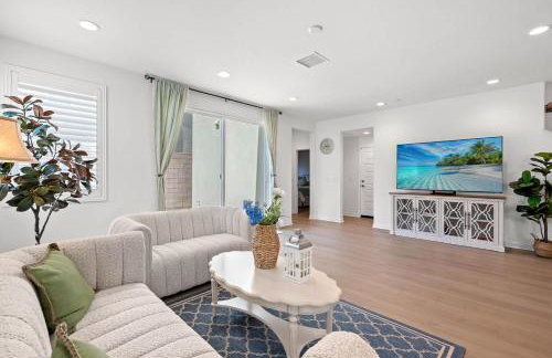 Spacious 5BR Getaway w Game Room & Modern Comfort - Photo 63