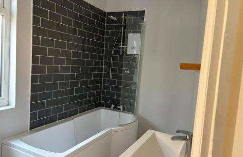 Brighton Bungalow Spacious 3BR, contractor friendly, close to University & near AMEX Stadium, parking,free WIFI,Garden & BBQ, Mobility challenged friendly - Foto 21