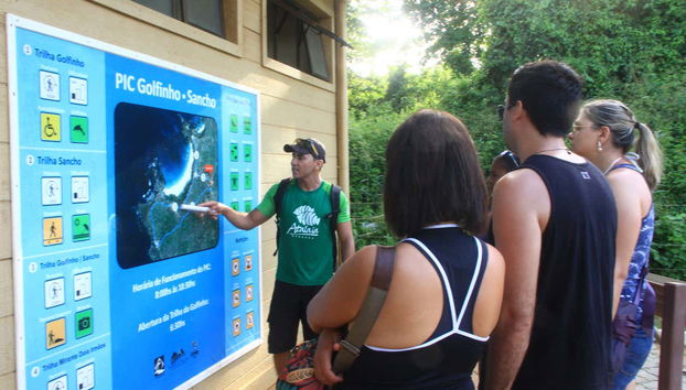 Escuchando las explicaciones del guía