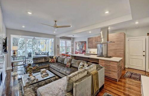 Modern 2BR Condo with Sunroom near Uptown - Foto 9