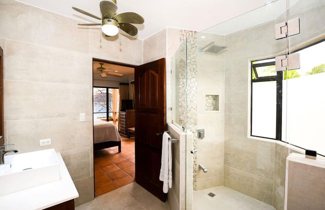 Elegant 3BR Beachfront Condo with Spacious Interior, Ocean-View Terrace & Direct Access to Playa Flamingo - Photo 20