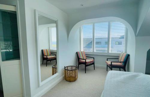 Baywatch Mawgan Porth Spacious Home sleeps 9, Games room, Parking & Garden - Foto 1