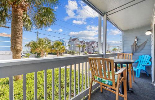 Newly Renovated Condo with Beach access steps away - Foto 38