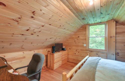 Near Snowmobiling Secluded Harmony Cabin with Deck! - Foto 14