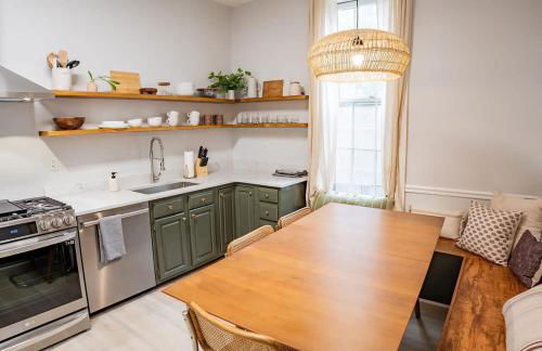 Remodeled Modern Home - private backyard & games! - Foto 13