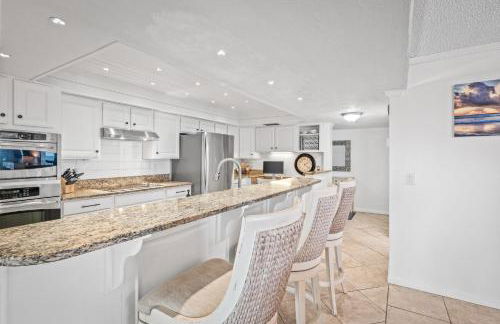 Luxury direct oceanfront corner penthouse with heated pool and garage parking - Foto 23