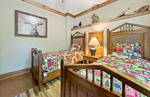 Lakefront Retreat Luxury Home with Private Dock - Photo 51