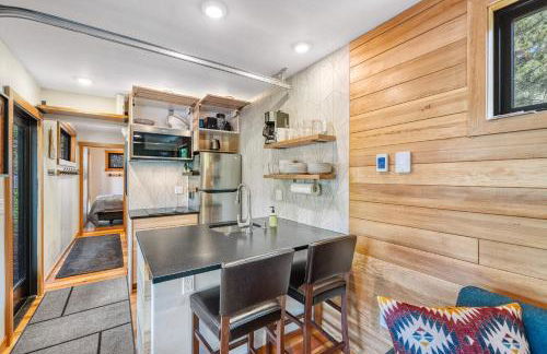 Two Pines - Unique container home w/hot tub - Downtown - Trailer Parking - Pet friendly - Foto 6