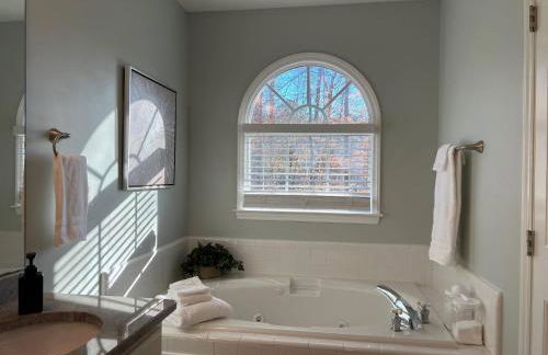 3 BR w/ King Bed, Standing Desk, Ping Pong, Arcade - Foto 3