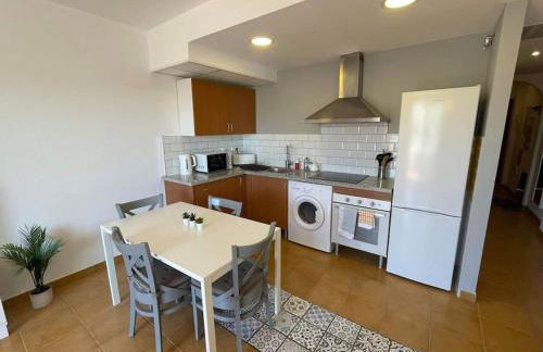 South facing 1 bed apartment, near beach - Photo 8