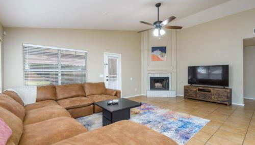 Luxe Desert-Chic 3BR with Heated Pool, Spa, and Grill - Foto 2