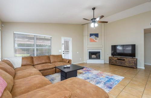 Luxe Desert-Chic 3BR with Heated Pool, Spa, and Grill - Foto 2