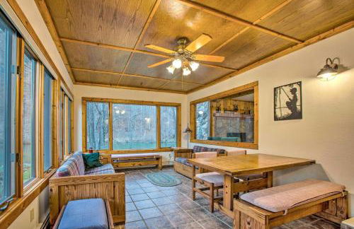 Riverfront Manton Cabin with Pool Table and Fire Pit! - Foto 13
