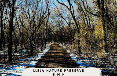 Lewisville Luxe Pool Getaway - Patio BBQ TV Room - Foto 52