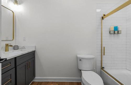 Comforting Lakeside Retreat in Gated Community - Foto 16