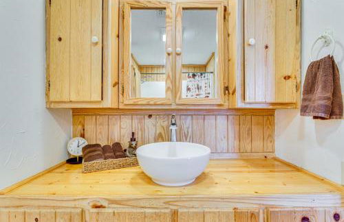 Hike, Fish and Explore Family Cabin in Sulphur! - Foto 18