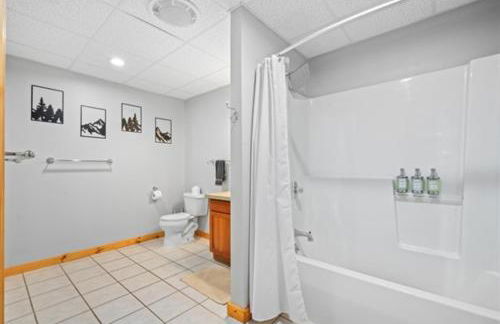 3 Mi to SR! Sleeps 25, Spacious, Hot Tub, Arcade! - Foto 45