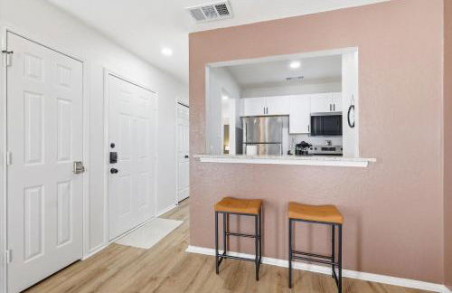 1BD 1BA Stylish Arlington Home w Backyard - Foto 11