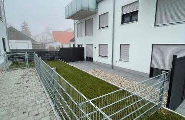 Hochwertige Stilvolle 2 Zimmer Erdgeschoss Wohnung mit großer Terasse und Garten - Foto 2