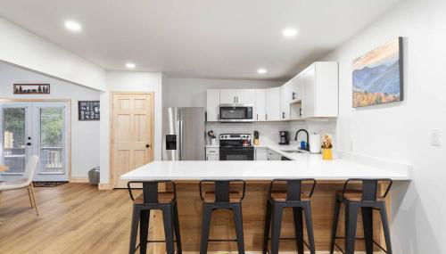 Hidden Hollow 3BD Cabin - Hot Tub, Wifi, Game Room, Fire Pit - Photo 5