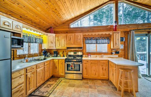 Cozy Manistique Cabin with Deck, Grill and Fire Pit! - Foto 10
